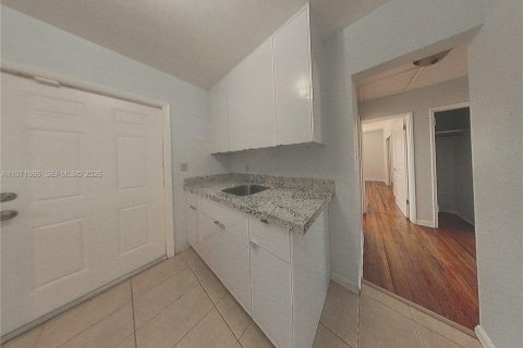Casa en alquiler en Miami, Florida, 2 dormitorios, 83.61 m2 № 2032380 - foto 8
