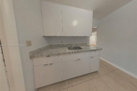 Casa en alquiler en Miami, Florida, 2 dormitorios, 83.61 m2 № 2032380 - foto 6