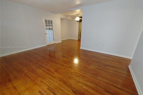 Casa en alquiler en Miami, Florida, 2 dormitorios, 83.61 m2 № 2032380 - foto 11