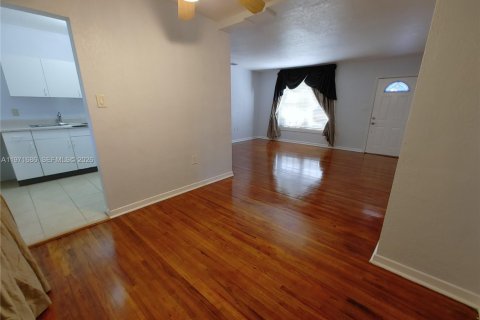 Casa en alquiler en Miami, Florida, 2 dormitorios, 83.61 m2 № 2032380 - foto 13