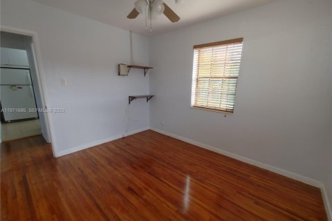 Casa en alquiler en Miami, Florida, 2 dormitorios, 83.61 m2 № 2032380 - foto 23