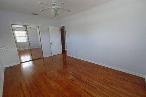 Casa en alquiler en Miami, Florida, 2 dormitorios, 83.61 m2 № 2032380 - foto 27