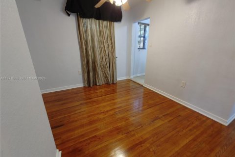 Casa en alquiler en Miami, Florida, 2 dormitorios, 83.61 m2 № 2032380 - foto 12