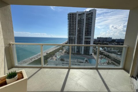 Condo in Sunny Isles Beach, Florida, 1 bedroom  № 1714239 - photo 1