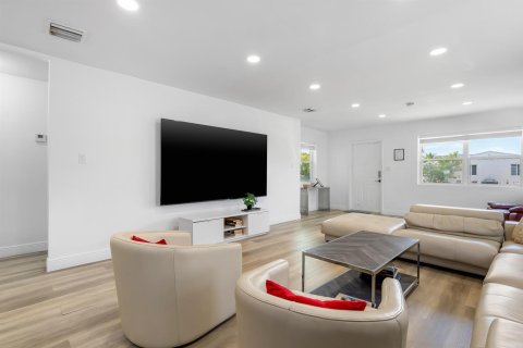 House in Hollywood, Florida 3 bedrooms, 171.87 sq.m. № 2290873 - photo 6