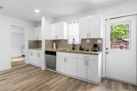 House in Hollywood, Florida 3 bedrooms, 171.87 sq.m. № 2290873 - photo 8