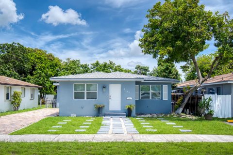 House in Hollywood, Florida 3 bedrooms, 171.87 sq.m. № 2290873 - photo 3