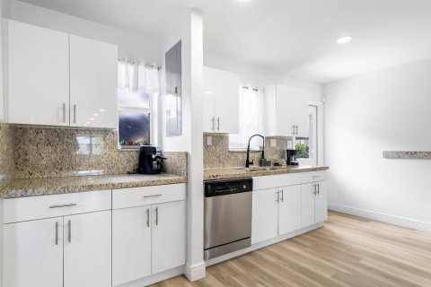 House in Hollywood, Florida 3 bedrooms, 171.87 sq.m. № 2290873 - photo 9