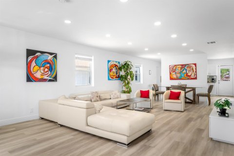 House in Hollywood, Florida 3 bedrooms, 171.87 sq.m. № 2290873