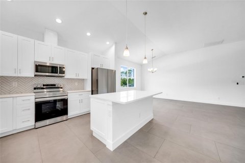 House in Port Charlotte, Florida 3 bedrooms, 155.15 sq.m. № 1339291 - photo 11