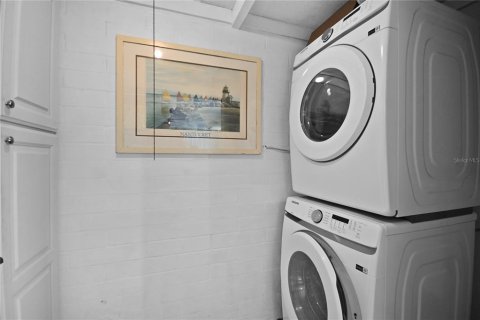 House in Edgewater, Florida 3 bedrooms, 117.43 sq.m. № 1904071 - photo 27