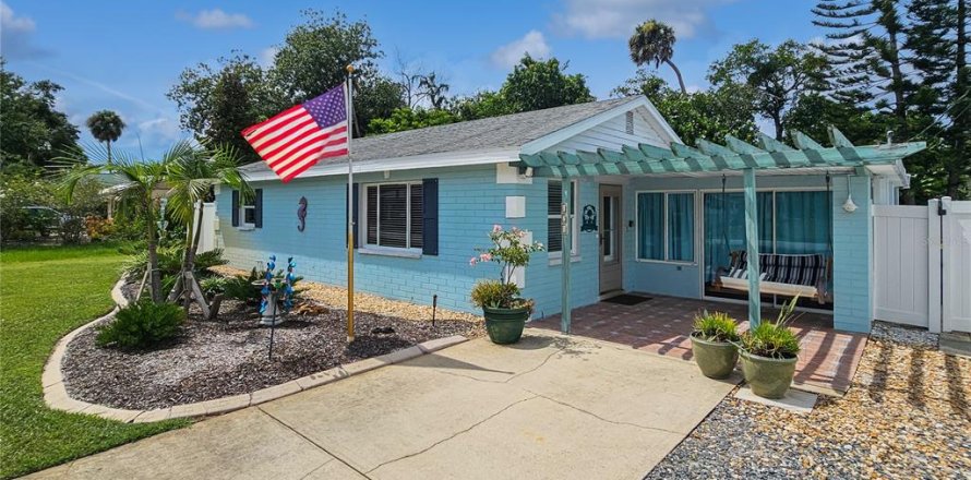 House in Edgewater, Florida 3 bedrooms, 117.43 sq.m. № 1904071