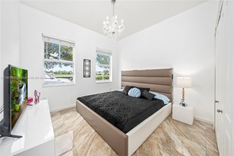 House in Hialeah, Florida 4 bedrooms, 197.32 sq.m. № 1956280 - photo 23