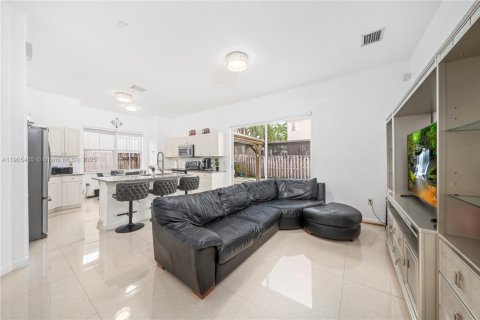 House in Hialeah, Florida 4 bedrooms, 197.32 sq.m. № 1956280 - photo 16