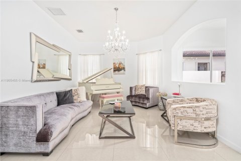 House in Hialeah, Florida 4 bedrooms, 197.32 sq.m. № 1956280 - photo 7