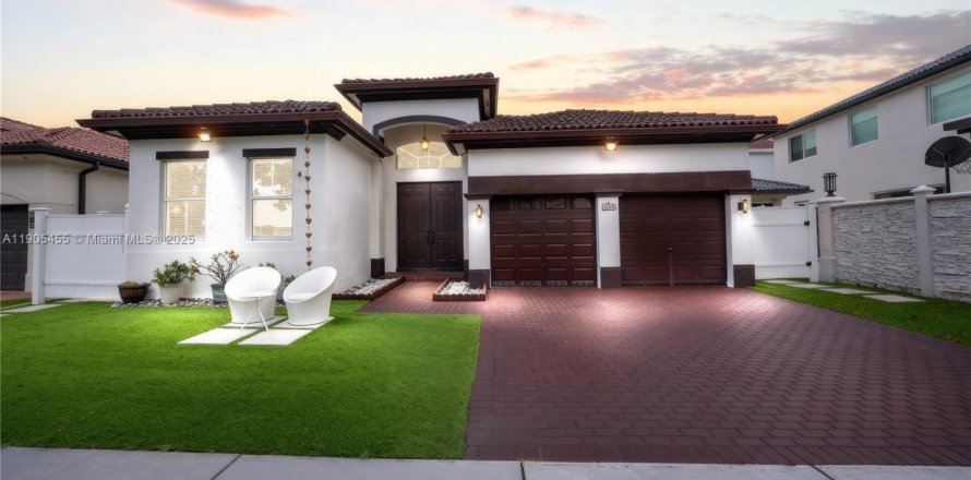 House in Hialeah, Florida 4 bedrooms, 197.32 sq.m. № 1956280