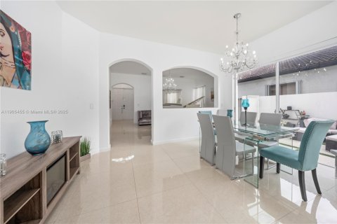 House in Hialeah, Florida 4 bedrooms, 197.32 sq.m. № 1956280 - photo 8