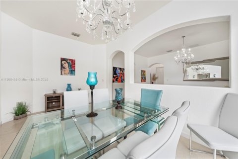 House in Hialeah, Florida 4 bedrooms, 197.32 sq.m. № 1956280 - photo 10