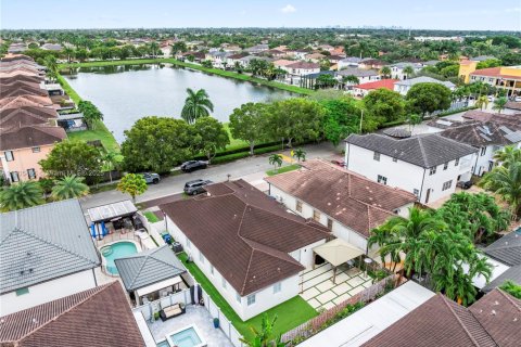 House in Hialeah, Florida 4 bedrooms, 197.32 sq.m. № 1956280 - photo 3