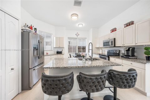 House in Hialeah, Florida 4 bedrooms, 197.32 sq.m. № 1956280 - photo 13