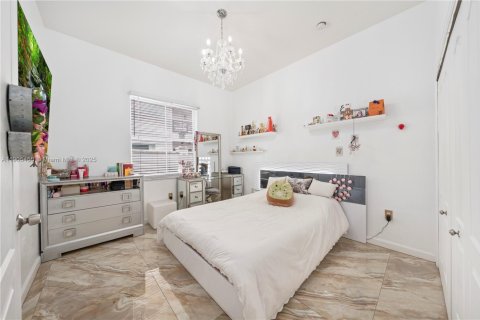 House in Hialeah, Florida 4 bedrooms, 197.32 sq.m. № 1956280 - photo 21
