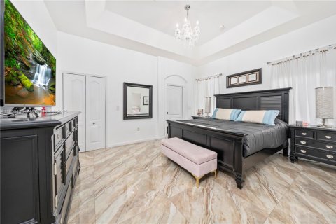 House in Hialeah, Florida 4 bedrooms, 197.32 sq.m. № 1956280 - photo 24