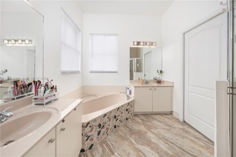 House in Hialeah, Florida 4 bedrooms, 197.32 sq.m. № 1956280 - photo 27