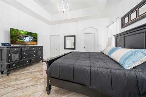 House in Hialeah, Florida 4 bedrooms, 197.32 sq.m. № 1956280 - photo 25