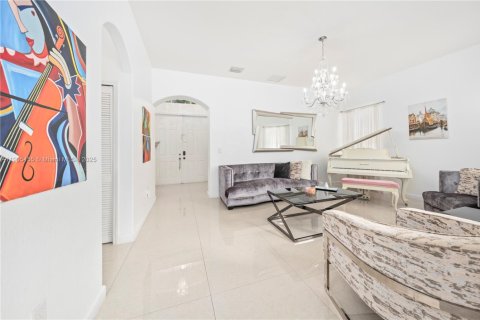 House in Hialeah, Florida 4 bedrooms, 197.32 sq.m. № 1956280 - photo 6