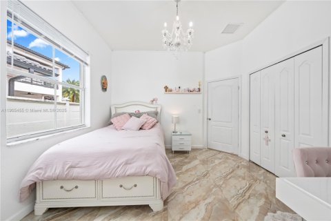 House in Hialeah, Florida 4 bedrooms, 197.32 sq.m. № 1956280 - photo 20