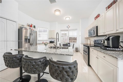 House in Hialeah, Florida 4 bedrooms, 197.32 sq.m. № 1956280 - photo 12