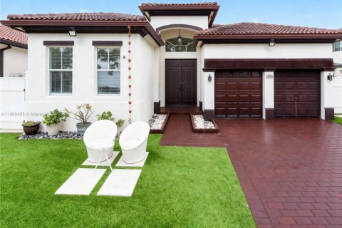 House in Hialeah, Florida 4 bedrooms, 197.32 sq.m. № 1956280 - photo 2