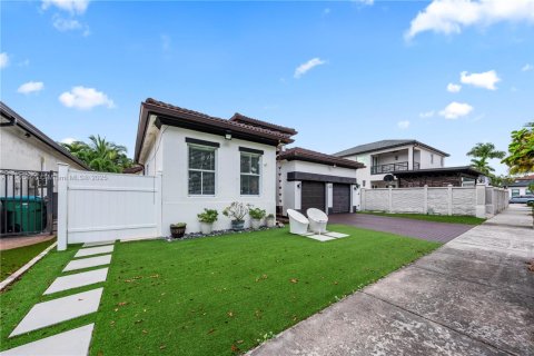 House in Hialeah, Florida 4 bedrooms, 197.32 sq.m. № 1956280 - photo 5