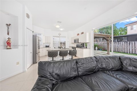 House in Hialeah, Florida 4 bedrooms, 197.32 sq.m. № 1956280 - photo 15