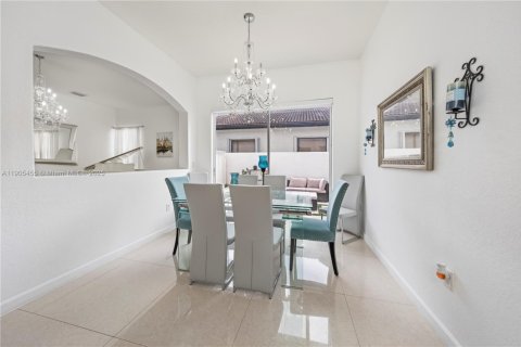 House in Hialeah, Florida 4 bedrooms, 197.32 sq.m. № 1956280 - photo 9