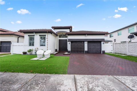 House in Hialeah, Florida 4 bedrooms, 197.32 sq.m. № 1956280 - photo 4