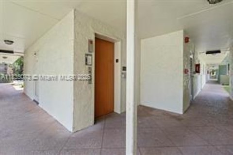 Condominio en venta en Tamarac, Florida, 2 dormitorios, 90.12 m2 № 1826069 - foto 2
