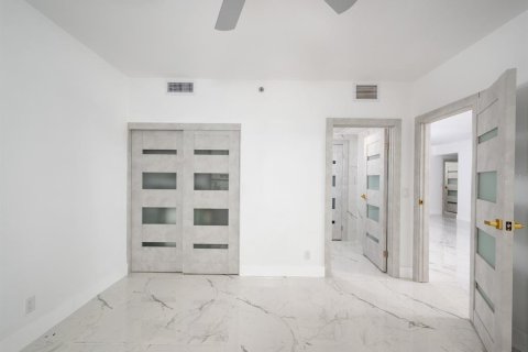 Condo in Sarasota, Florida, 3 bedrooms  № 1686562 - photo 17