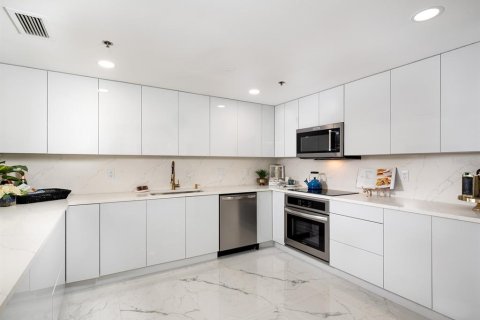 Condo in Sarasota, Florida, 3 bedrooms  № 1686562 - photo 14