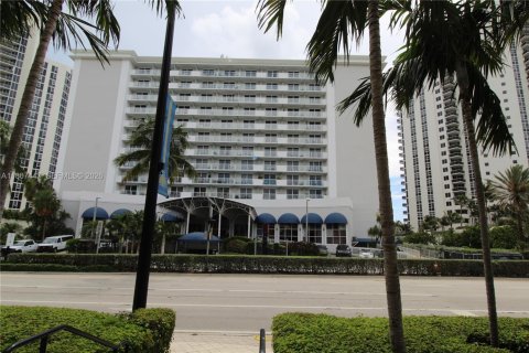 Condo in Sunny Isles Beach, Florida № 2088602 - photo 3