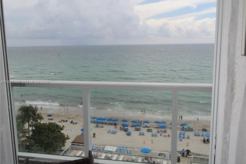 Studio in the Condo in Sunny Isles Beach, Florida № 2088602