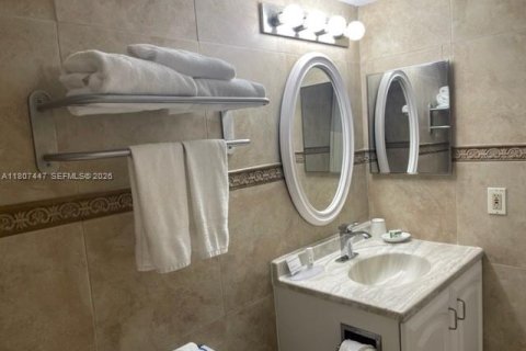 Condo in Sunny Isles Beach, Florida № 2088602 - photo 19