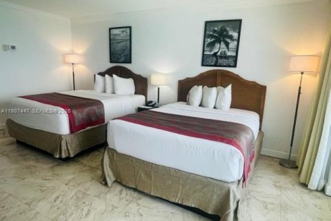 Condo in Sunny Isles Beach, Florida № 2088602 - photo 4
