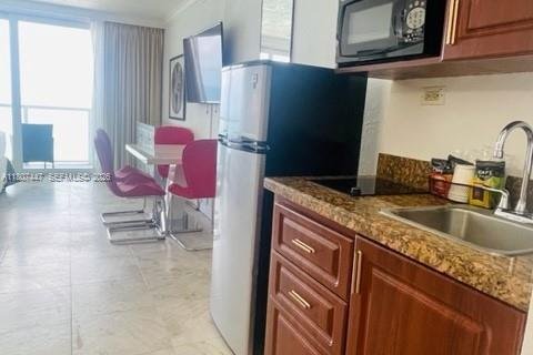 Condo in Sunny Isles Beach, Florida № 2088602 - photo 14
