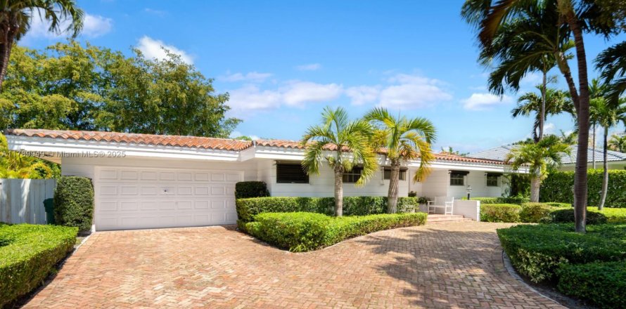House in Key Biscayne, Florida 3 bedrooms, 271.92 sq.m. № 1863653