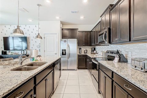 Townhouse in Davenport, Florida 5 bedrooms, 212.1 sq.m. № 1533827 - photo 4