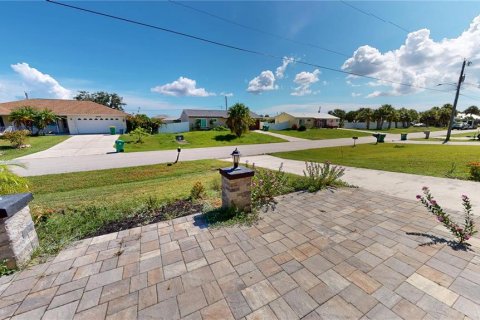 Villa ou maison à vendre à Port Charlotte, Floride: 2 chambres, 89.37 m2 № 1886003 - photo 2