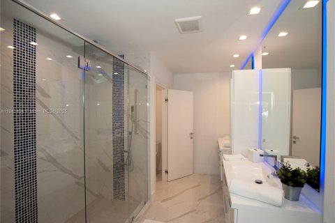 Casa en venta en Hallandale Beach, Florida, 5 dormitorios, 269.32 m2 № 1836435 - foto 11