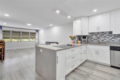 Condo in Hallandale Beach, Florida, 1 bedroom  № 1779660 - photo 2