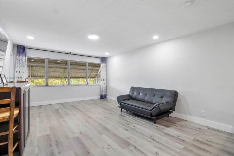 Condo in Hallandale Beach, Florida, 1 bedroom  № 1779660 - photo 5